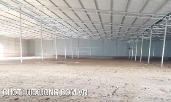 河内东英县2500 平方米厂房出租， 可租一半