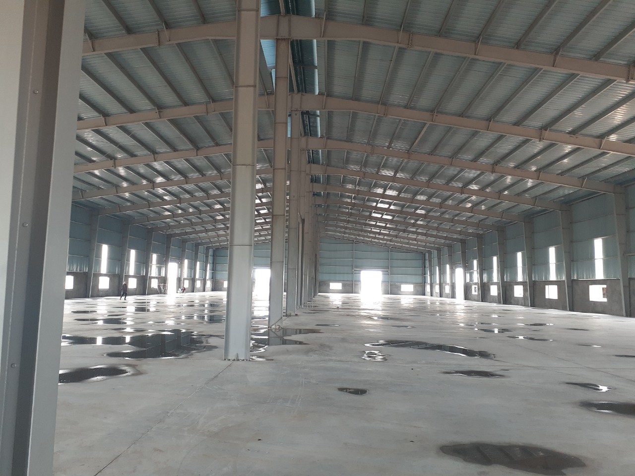 在海阳省福良桥建有3500园区400平方米办公室的1800平方米厂房租出